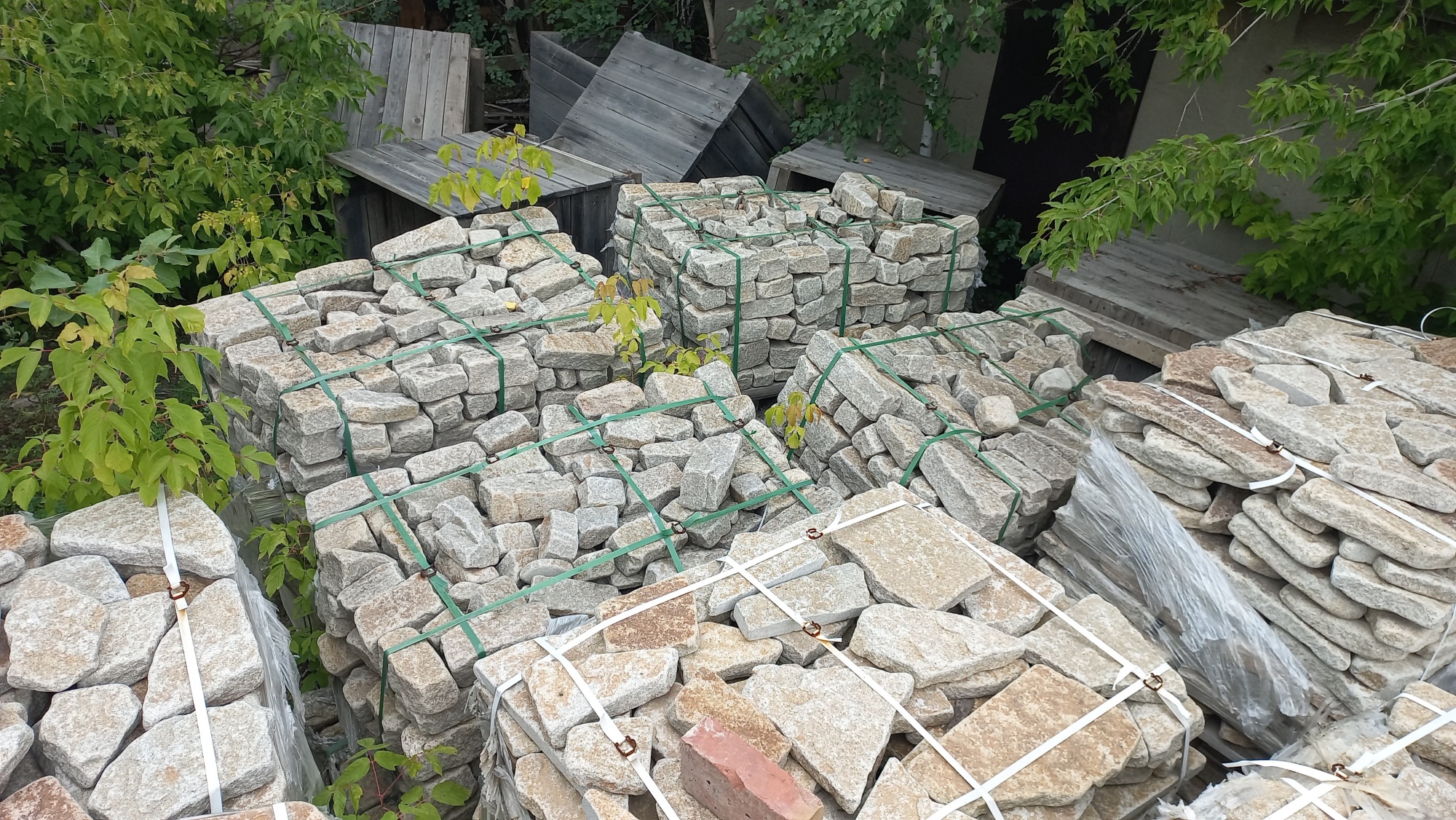 Плитняк галтованный гранитный для ландшафтного дизайна купить в Добрянке