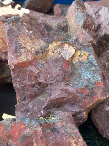 Камни для ландшафтного дизайна красно-фиолетовые 10-60 килограмм купить в Добрянке