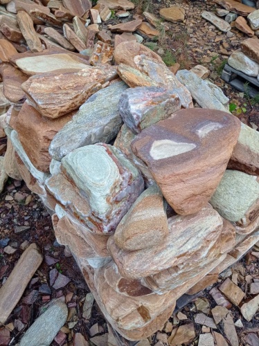 Златолит жёлтый, жёлто-зелёный глыбки и валуны для ланшафтного дизайна купить в Добрянке