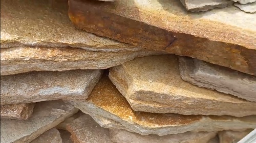 Плитняк златолит жёлтый золотистый для отмостки купить в Добрянке