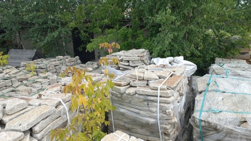 Плитняк галтованный гранитный для ландшафтного дизайна купить в Добрянке