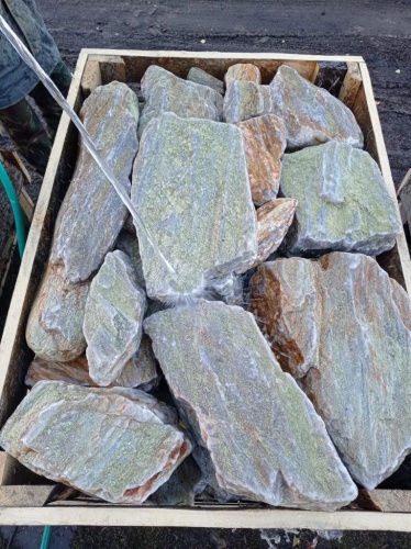 Златолит жёлтый, жёлто-зелёный глыбки и валуны для ланшафтного дизайна купить в Добрянке