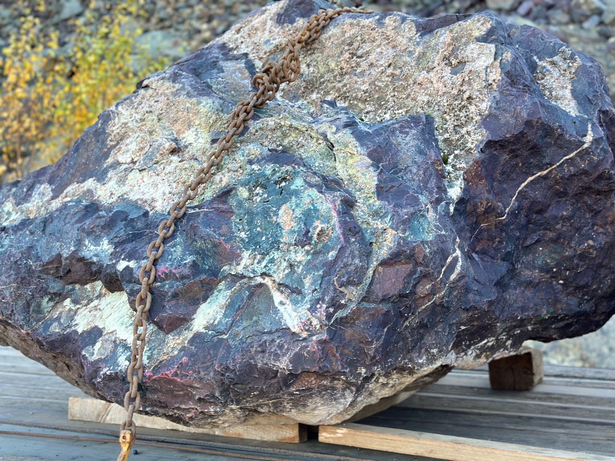 Огромные красно-фиолетовые валуны для ландшафтного дизайна весом более 5 тонн купить в Добрянке