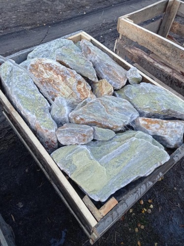 Златолит жёлтый, жёлто-зелёный глыбки и валуны для ланшафтного дизайна купить в Добрянке