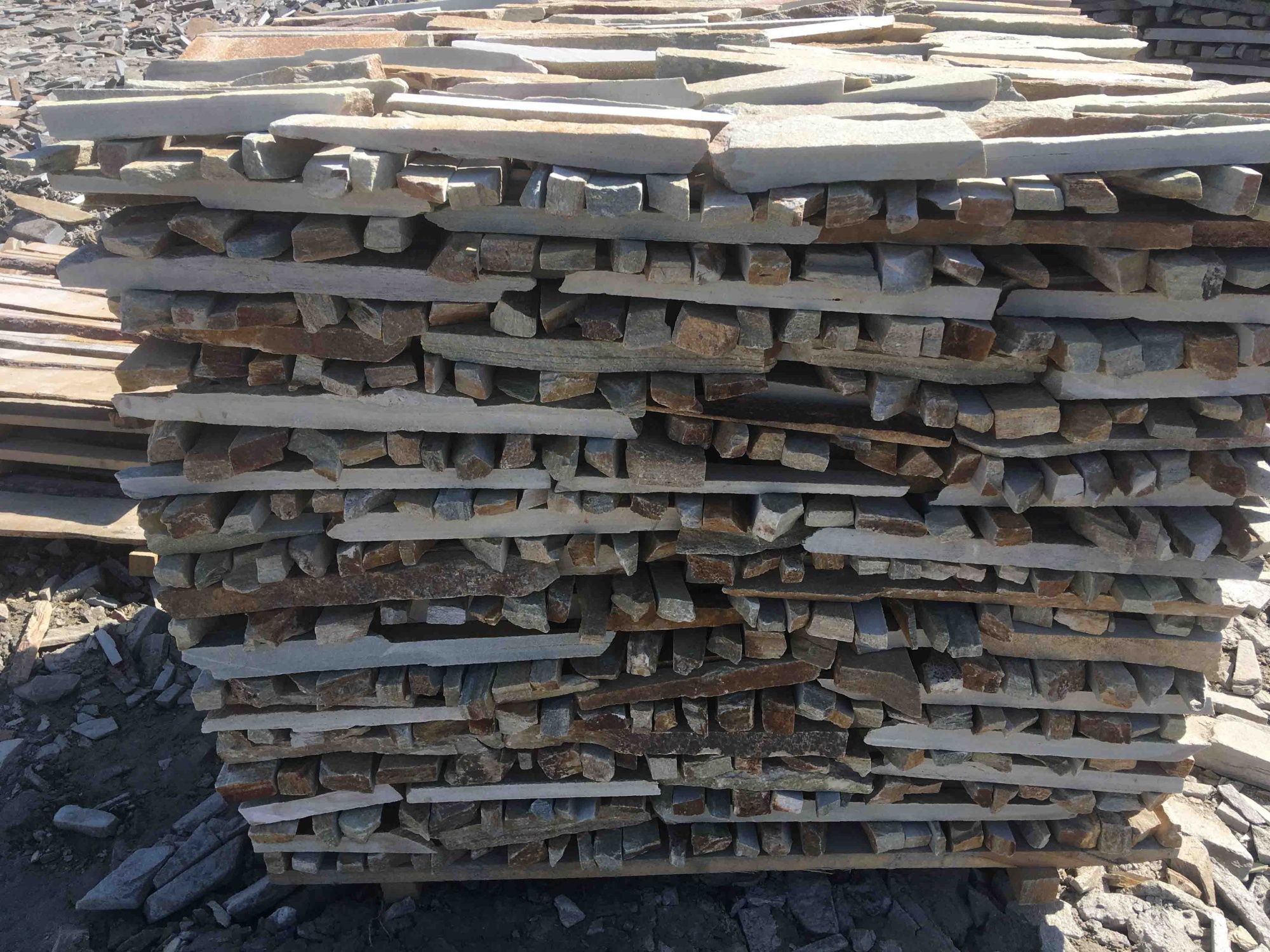 Горбушка златолит золотистый для облицовки купить в Добрянке