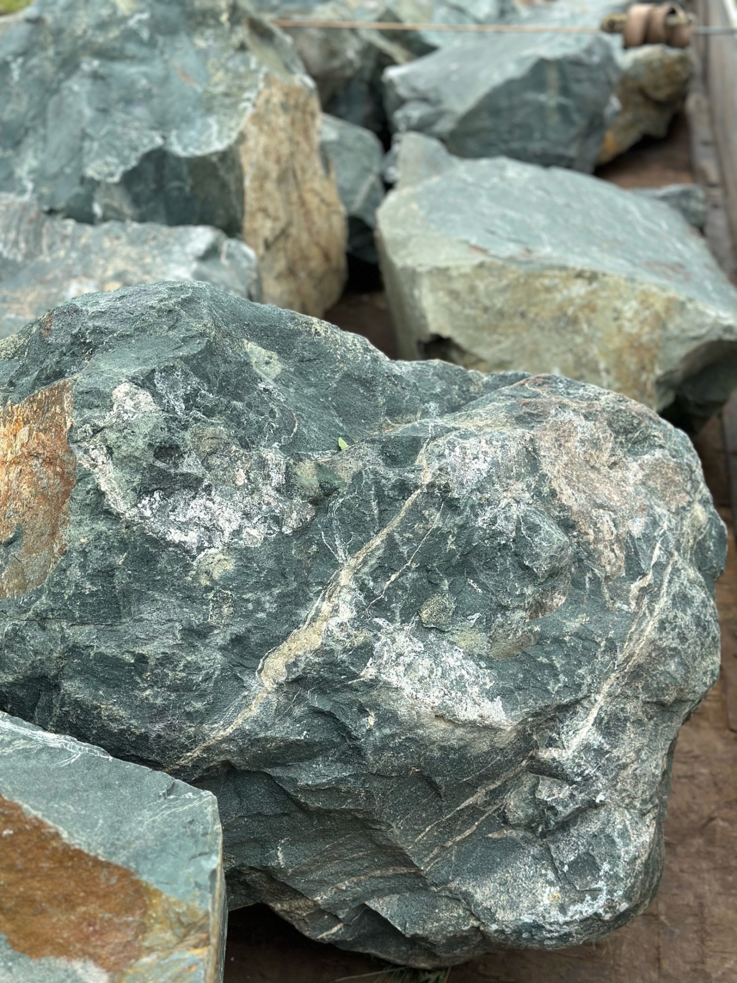 Камни для ландшафтного дизайна зелёные 10-60 килограмм купить в Добрянке