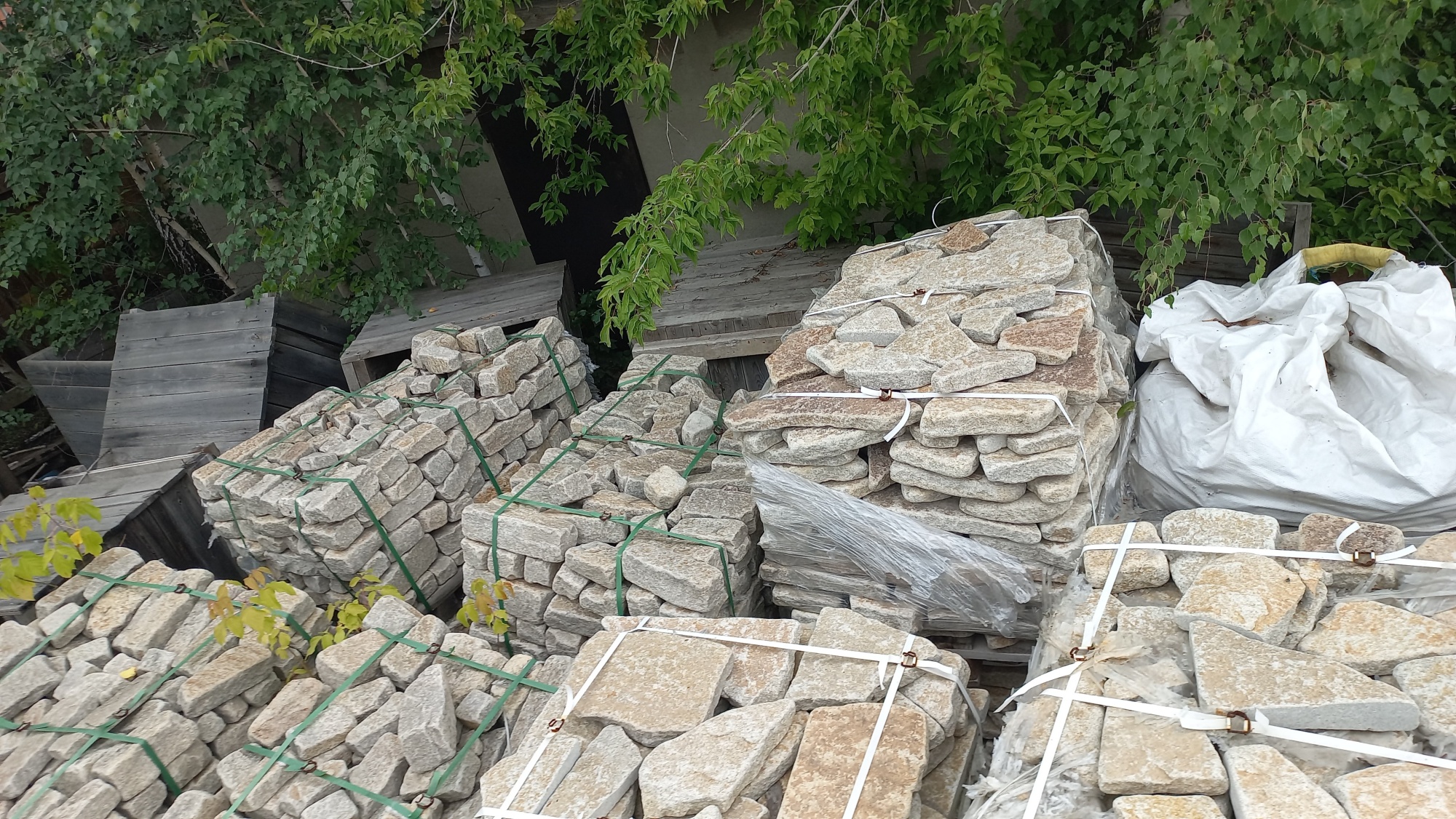 Плитняк гранитный галтованный купить в Добрянке