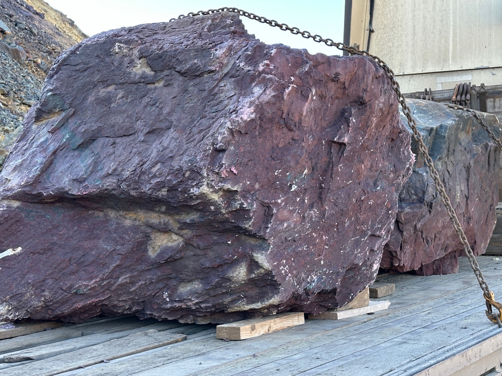 Огромные красно-фиолетовые валуны для ландшафтного дизайна весом более 5 тонн купить в Добрянке