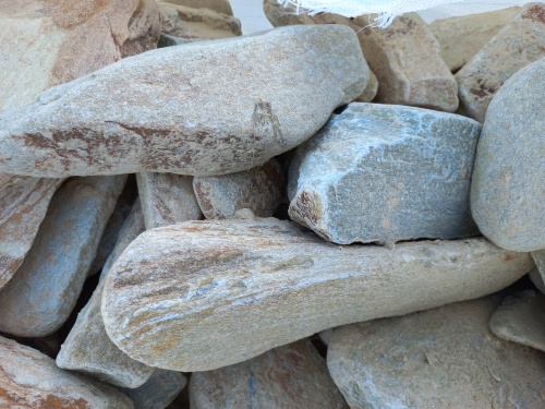 Златолит жёлтый, жёлто-зелёный глыбки и валуны для ланшафтного дизайна купить в Добрянке