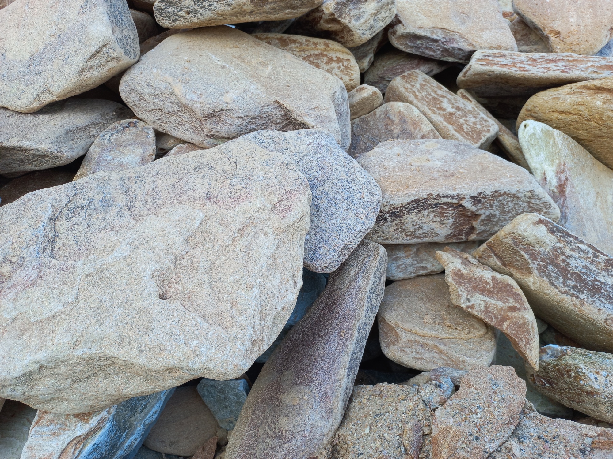 Златолит жёлтый, жёлто-зелёный глыбки и валуны для ланшафтного дизайна купить в Добрянке