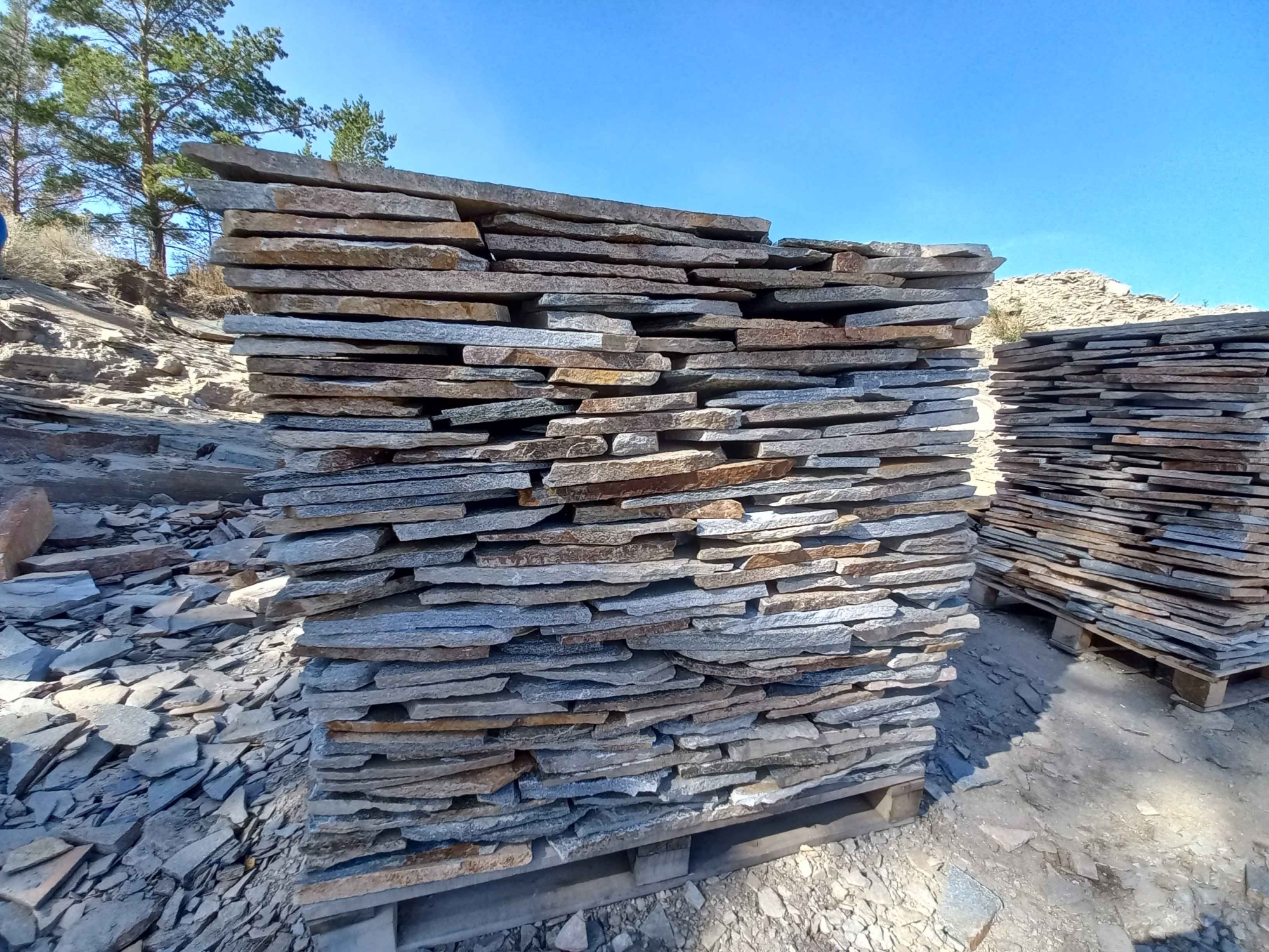 Плитняк златолит серебристый для фасада купить в Добрянке