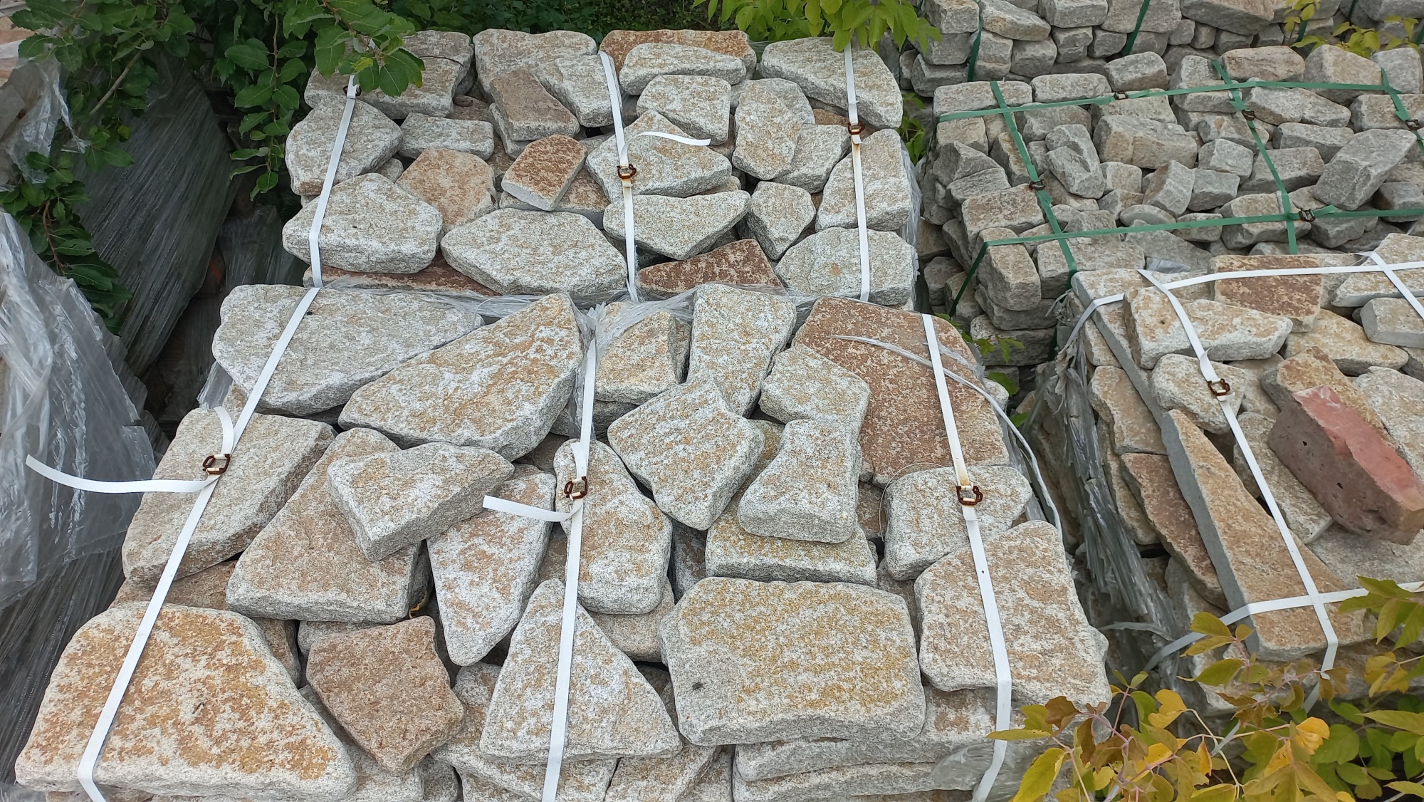 Гранитный плитняк галтованный для мощения купить в Добрянке