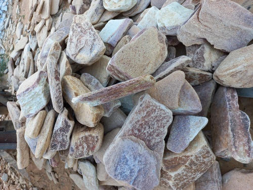 Златолит жёлтый, жёлто-зелёный глыбки и валуны для ланшафтного дизайна купить в Добрянке