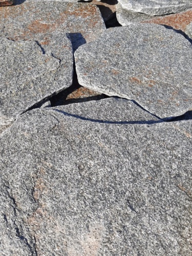 Златолит серебристый галтованный для лестниц купить в Добрянке