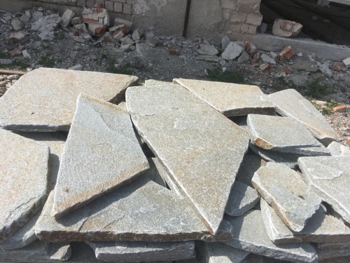 Златолит серебристый галтованный для лестниц купить в Добрянке